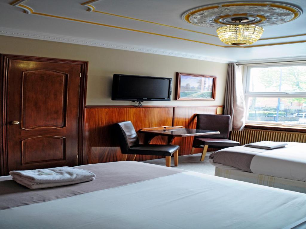 Twin room at Cricklewood Lodge Hotel